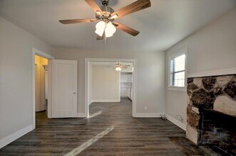 1707-B Main St in Kerrville, TX - Building Photo - Building Photo