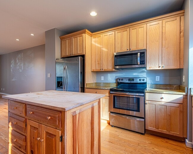 1013 Linden Ave, Unit R in Charlottesville, VA - Foto de edificio - Building Photo