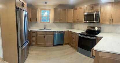 470 S Main St, Unit 470 So. Main St. in Attleboro, MA - Foto de edificio - Building Photo