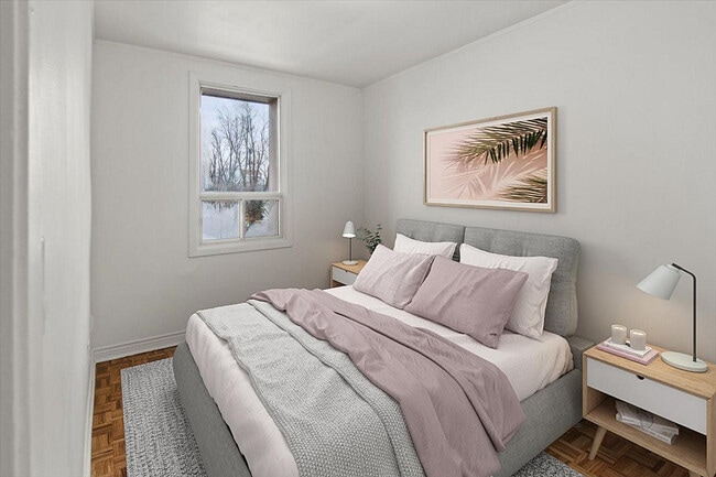 496/498 Simcoe St. N.