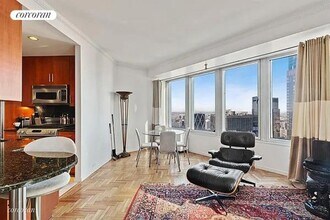 150-156 W 56th St in New York, NY - Foto de edificio - Building Photo