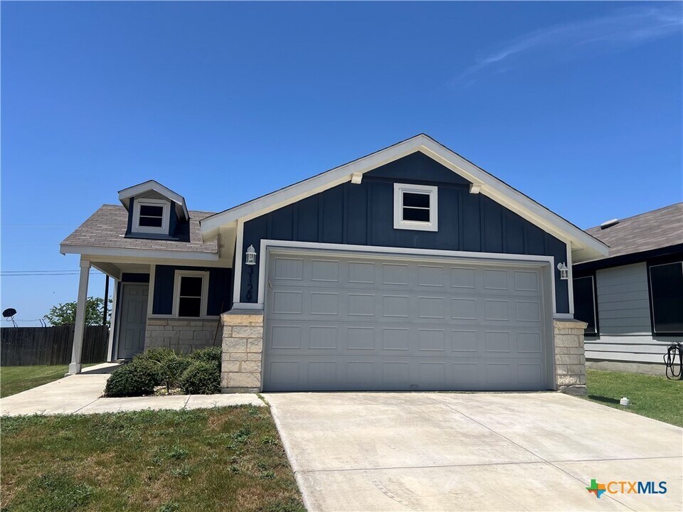3129 Wild Iris in Canyon Lake, TX - Building Photo