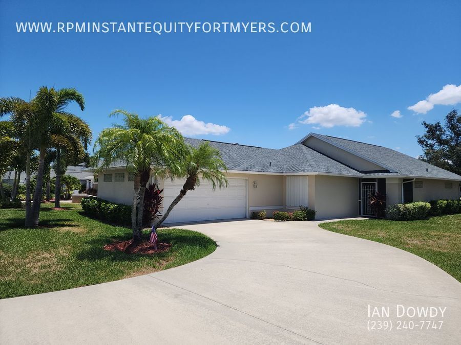 9479 Palm Island Cir in North Fort Myers, FL - Building Photo