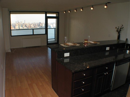 380 Mountain Rd in Union City, NJ - Building Photo