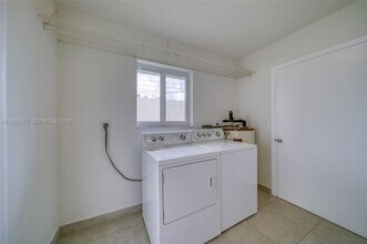 9557 SW 40th Terrace in Olympia Heights, FL - Building Photo - Building Photo