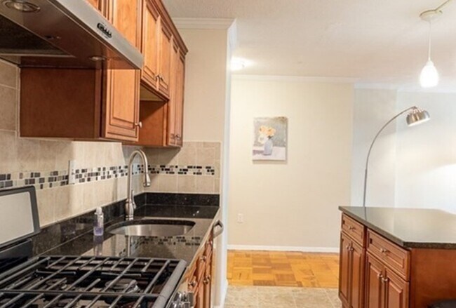 property at 2 Hawthorne Pl