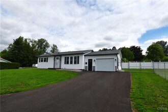 1401 Woodbury Dr in Utica, NY - Building Photo - Building Photo
