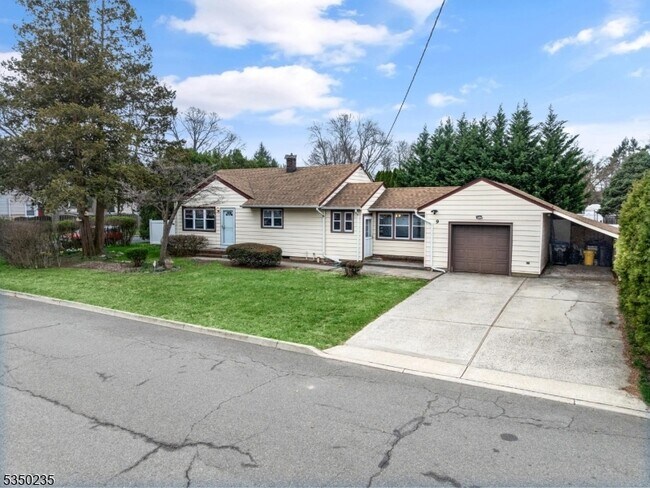 9 High Point Rd in East Brunswick, NJ - Building Photo - Building Photo