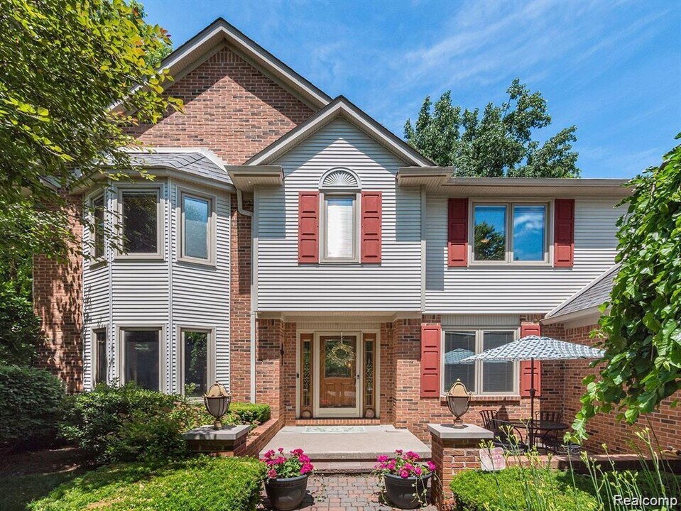 42071 Hunters Rdg in Canton Township, MI - Building Photo