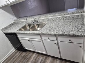 Golden Village Townhomes in Houston, TX - Foto de edificio - Building Photo