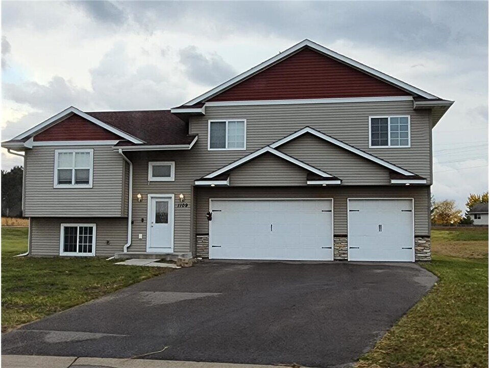 1109 8th Ave SW in Isanti, MN - Building Photo