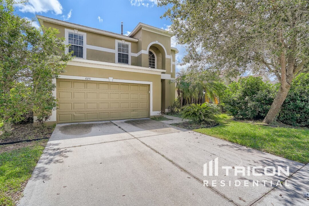 6251 Blue Runner Ct in Lakewood Ranch, FL - Building Photo