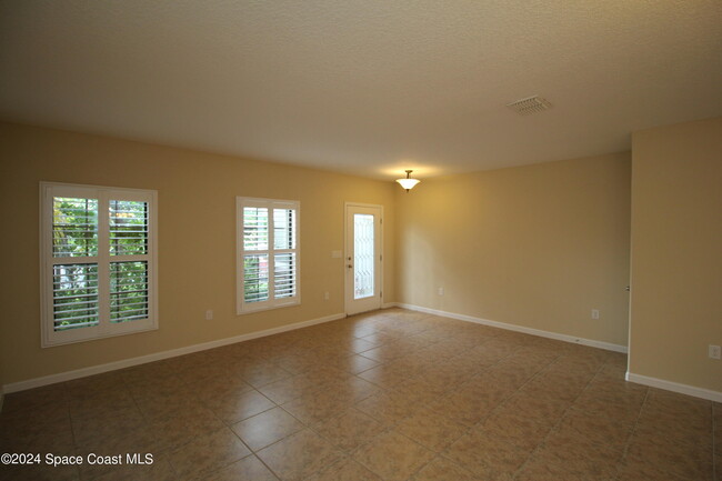 560 Dillard Dr SE in Palm Bay, FL - Foto de edificio - Building Photo