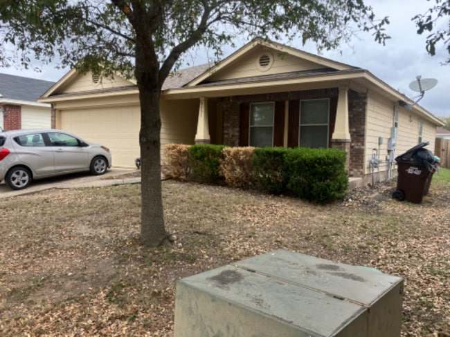 8451 Blackstone Cove in Converse, TX - Foto de edificio - Building Photo