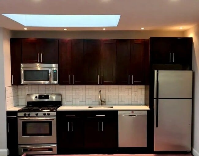 Furnished room/NOT APARTMENT in Brooklyn, NY - Foto de edificio - Building Photo