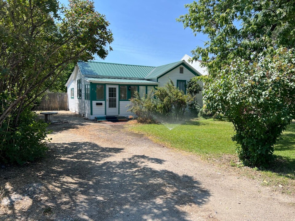 713 E Adams Ave in Riverton, WY - Building Photo