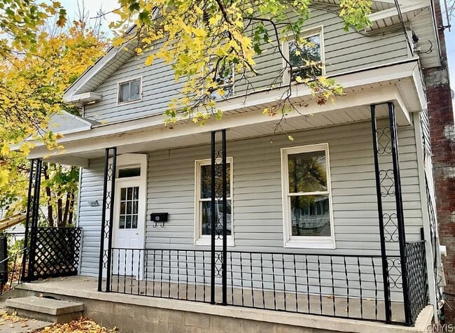 146 W Cayuga St, Unit 1 in Oswego, NY - Foto de edificio - Building Photo