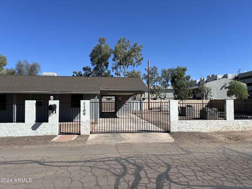 1109 S Stratton Ln in Tempe, AZ - Building Photo