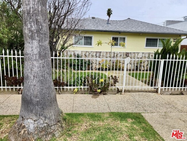 947 Victoria Ave in Los Angeles, CA - Building Photo - Building Photo