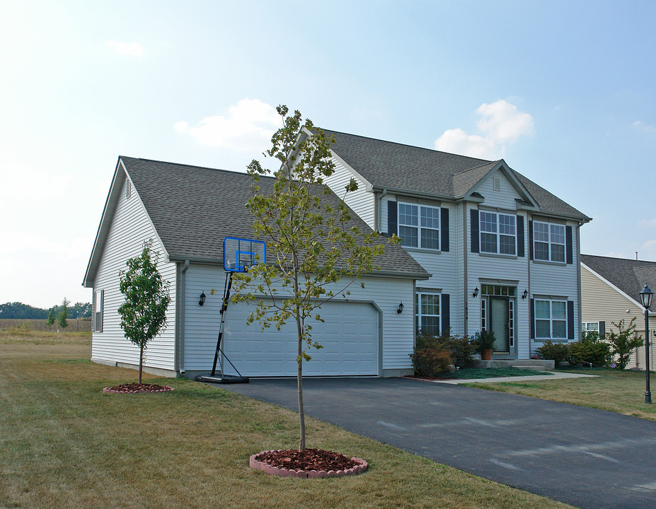 1654 Shumann Dr in Union Grove, WI - Building Photo