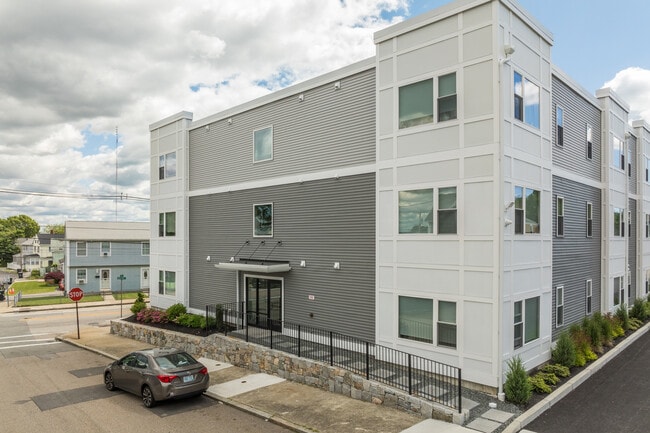 135 - 153 Waterman Ave in East Providence, RI - Foto de edificio - Building Photo