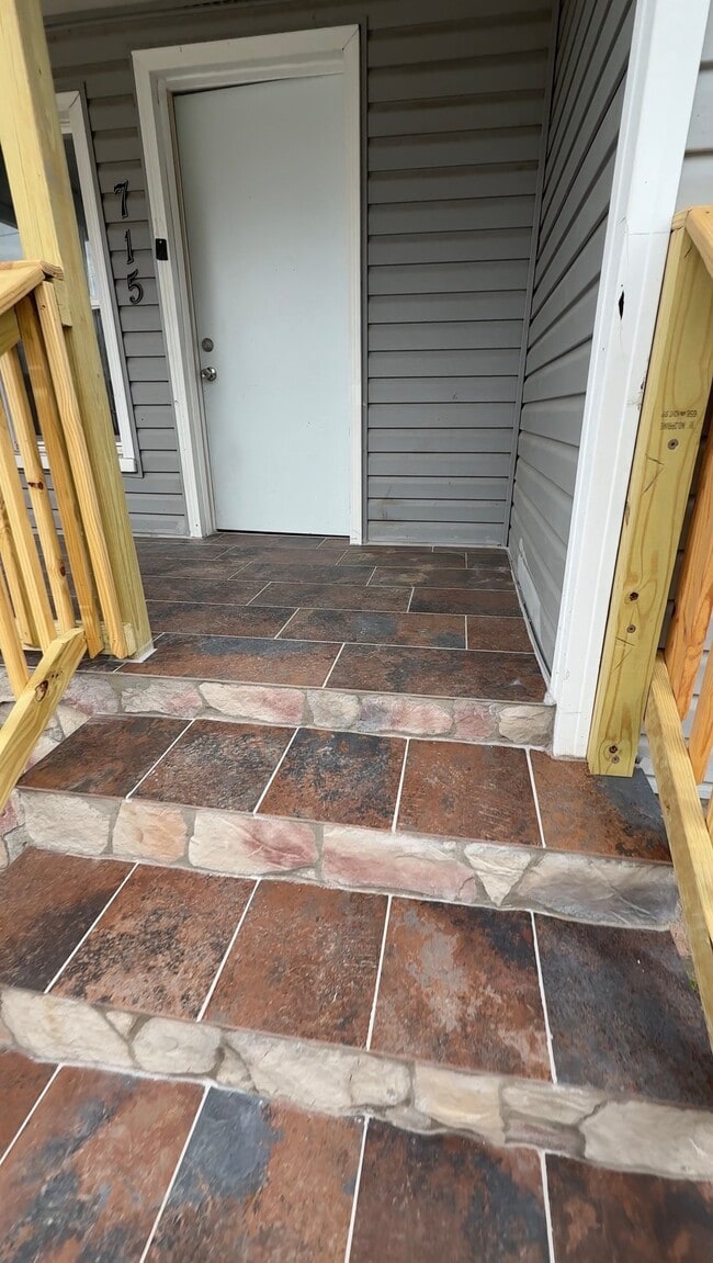 715 Locust St, Unit Unit 1 in Jefferson City, MO - Building Photo - Building Photo