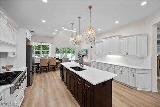 160 3rd St N in Naples, FL - Foto de edificio - Building Photo