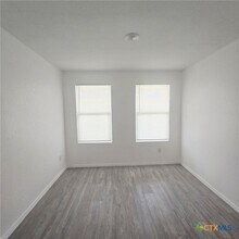 175 Wolf Crest Blvd in Seguin, TX - Building Photo - Building Photo