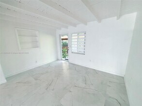 330 NE 88th St in El Portal, FL - Foto de edificio - Building Photo