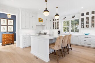 95 Burnett St in Southampton, NY - Building Photo - Building Photo