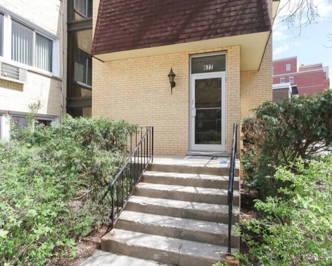 677 S River Rd in Des Plaines, IL - Foto de edificio - Building Photo