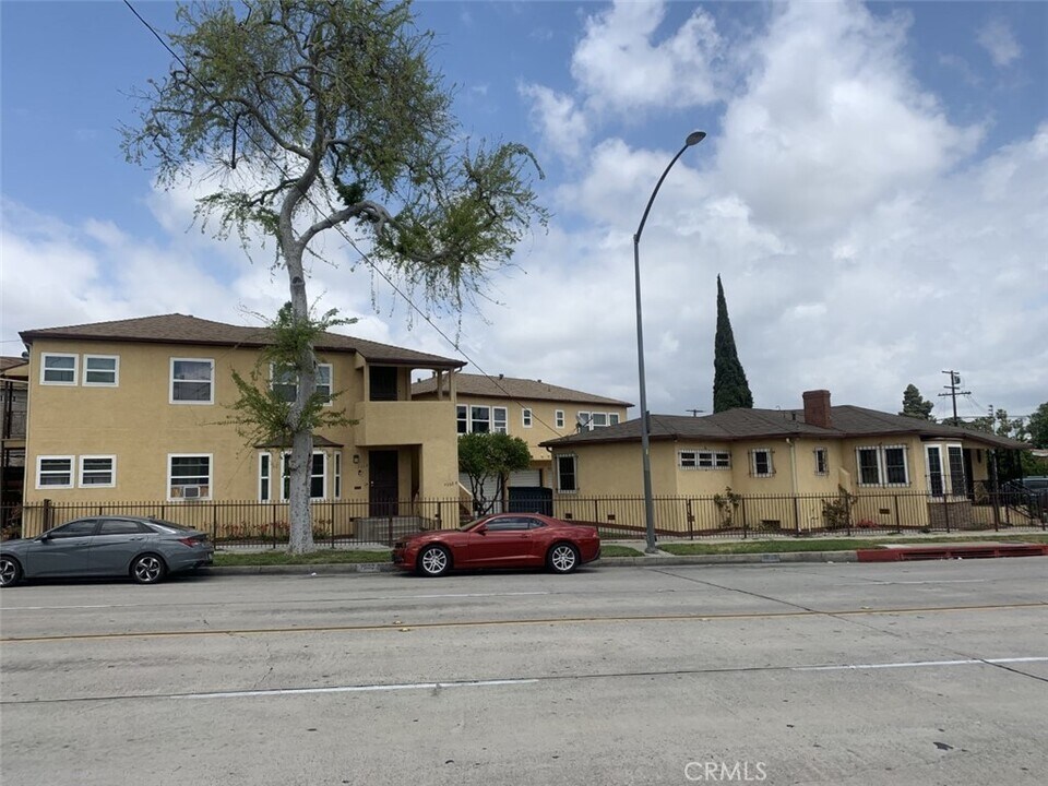 7062 State St in Huntington Park, CA - Building Photo