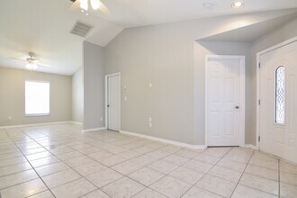 5611 Tanagergrove Way in Lithia, FL - Building Photo - Building Photo