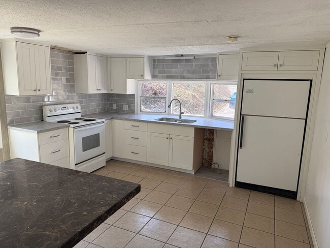 405 River Rd SE in Gnadenhutten, OH - Building Photo - Building Photo