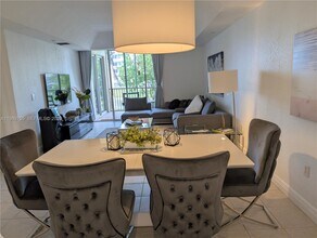 10710 NW 66th St in Doral, FL - Building Photo - Building Photo