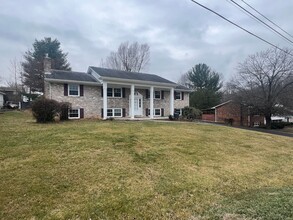 208 Upland Dr in Kingsport, TN - Foto de edificio - Building Photo