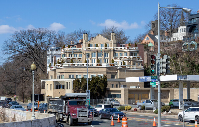 3633 M St NW in Washington, DC - Foto de edificio - Building Photo