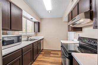 6701 Sands Point Dr in Houston, TX - Building Photo - Building Photo