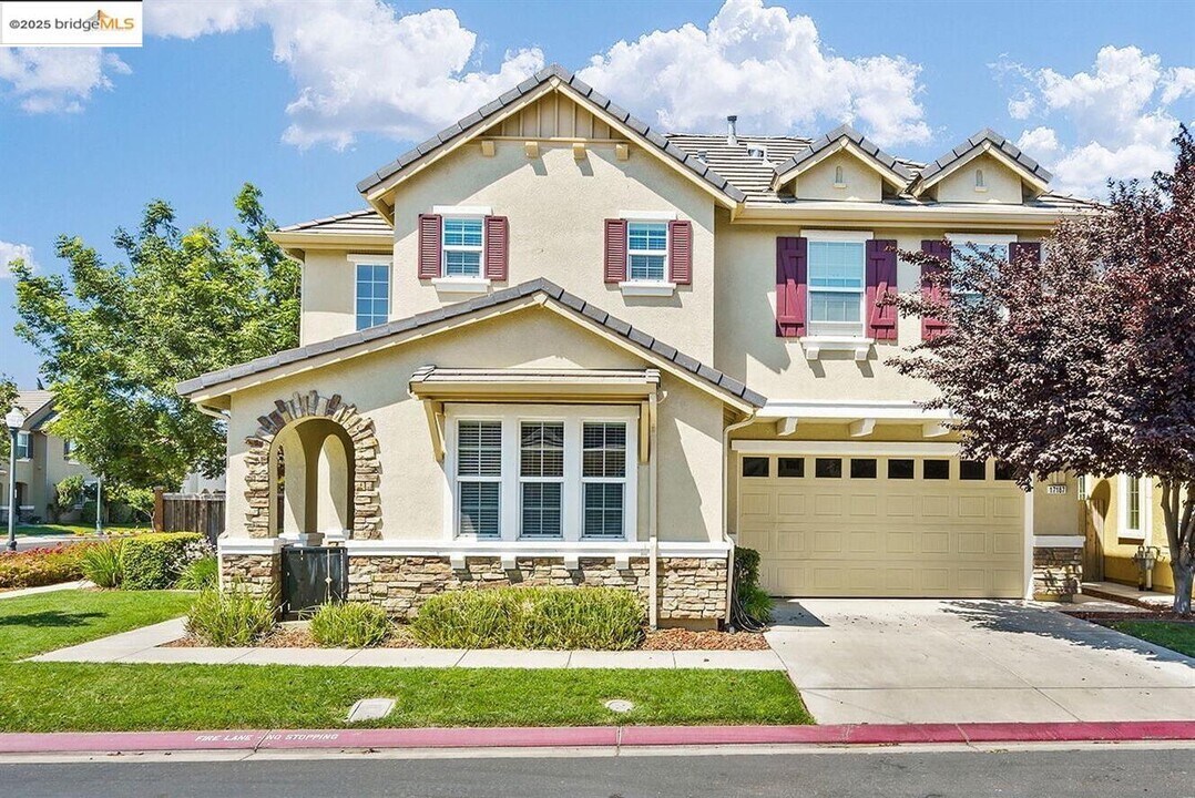 17187 Atlantic Oak Ln in Lathrop, CA - Building Photo
