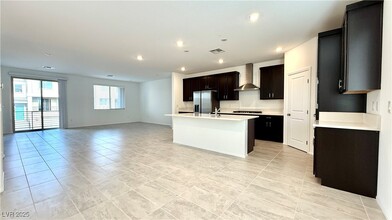 7353 Legacy Pt St in Las Vegas, NV - Building Photo - Building Photo