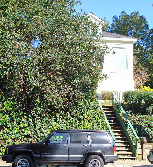 228 Throckmorton Ave in Mill Valley, CA - Foto de edificio - Building Photo