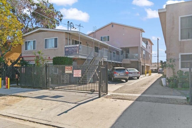 11808 Hart St, Unit Apt 303 in North Hollywood, CA - Building Photo - Building Photo