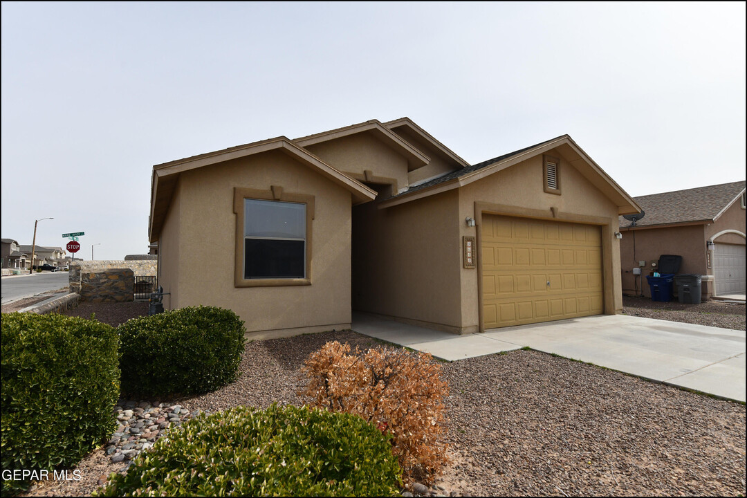 4644 Sean Sims St in El Paso, TX - Foto de edificio