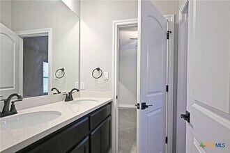 588 Vale Ct in New Braunfels, TX - Foto de edificio - Building Photo