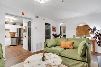 121 W Hall St in Savannah, GA - Foto de edificio - Building Photo