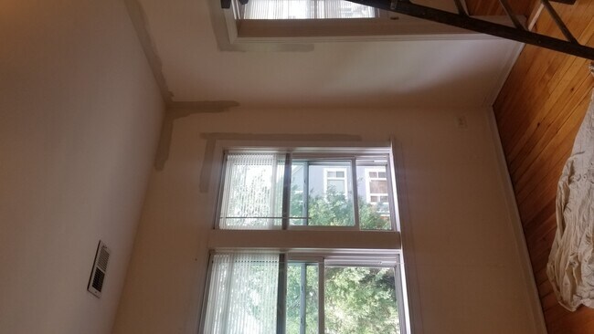 2437 W Moffat St in Chicago, IL - Building Photo - Building Photo