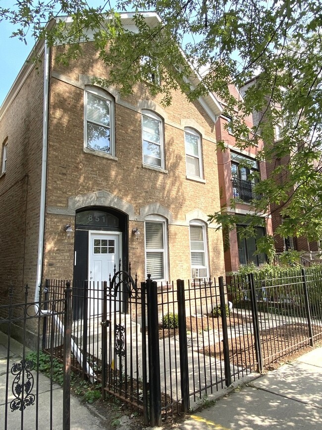 property at 851 N Hermitage Ave