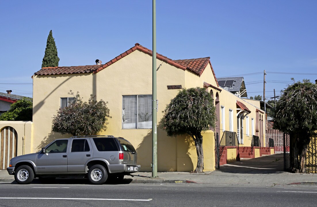 5106 Bancroft Way in Oakland, CA - Foto de edificio