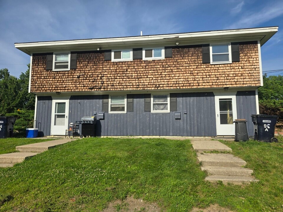 96 E Broadway, Unit A in Bangor, ME - Foto de edificio