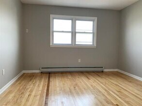 33 E 51st St in Bayonne, NJ - Building Photo - Building Photo